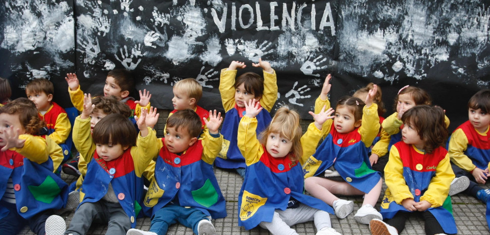 Arousa se tiñe hoy de negro y lila con múltiples actos y acciones de protesta por el 25-N