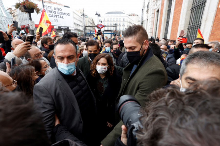 Ayuso muestra su apoyo a los policías pero se marcha de la manifestación y no coincidirá con Casado