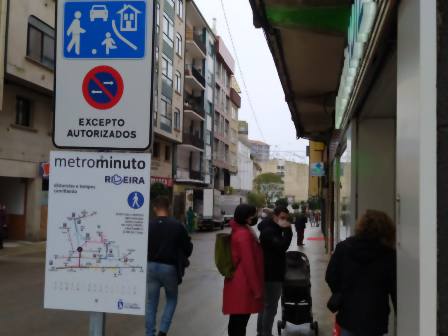 Ruiz impulsa la movilidad a pie por la ciudad de Ribeira con "Metrominuto", que incluye un plano de distancias y tiempos