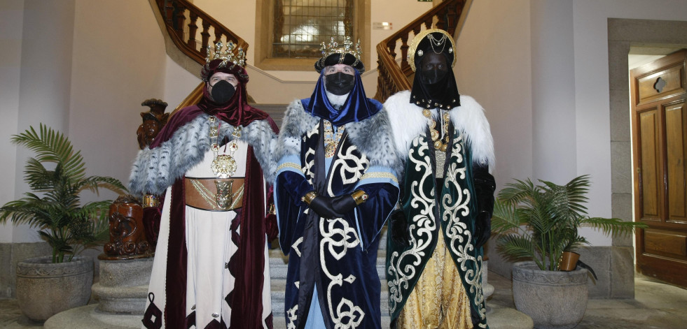 La llegada de los Reyes Magos a Arousa arranca sonrisas bajo las mascarillas