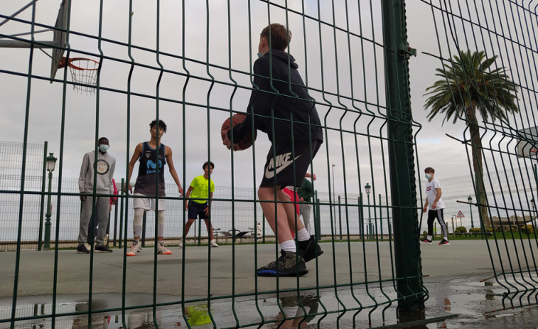 Demandan la ejecución urgente de mejoras en la pista deportiva de Pedra Pateira, en Ribeira