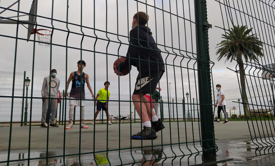 Demandan la ejecución urgente de mejoras en la pista deportiva de Pedra Pateira, en Ribeira