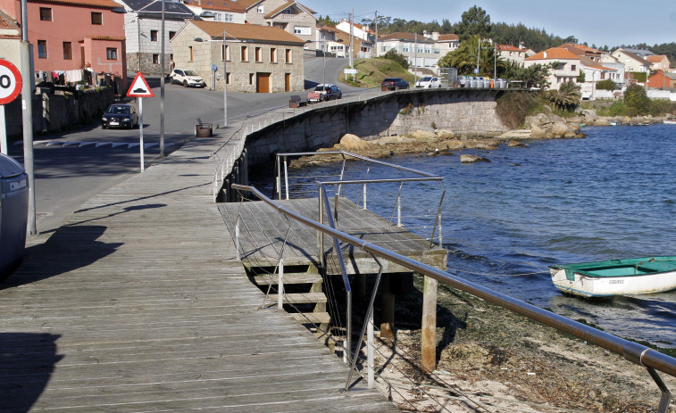 A Illa gestiona con Costas la sustitución de la deteriorada pasarela de madera de O Naval