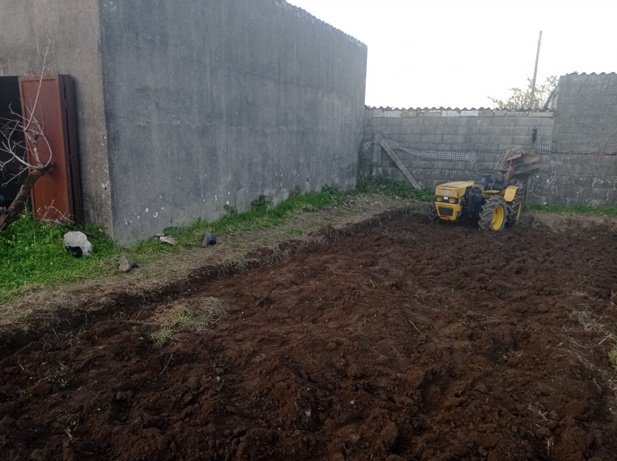 Trasladan grave al Hospital a un hombre que sufrió un accidente con el tractor en Vilagarcía