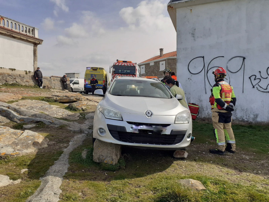 Investigan las causas de que un vehículo acabase en una zona de rocas junto el faro de Corrubedo, en Ribeira