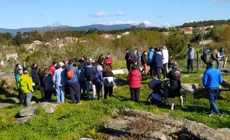 Catoira sale de ruta por su patrimonio para conmemorar la visita del “pai dos petroglifos”