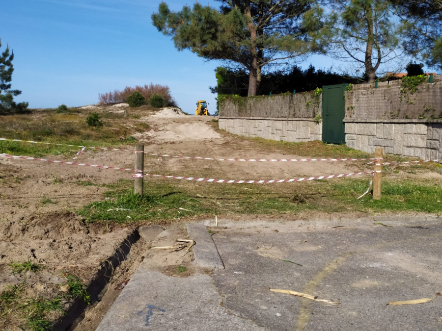 Sanxenxo acondiciona las dunas de la playa de Areas con la retirada de 10.000 kilos de especies invasoras