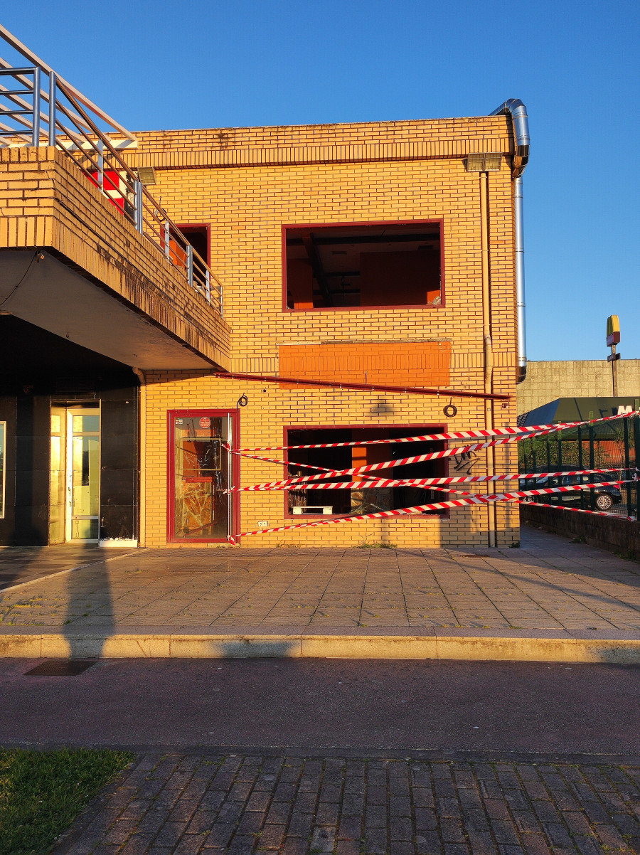 Destrozan los cristales y la puerta de un establecimiento vacío de la zona de ocio TIR