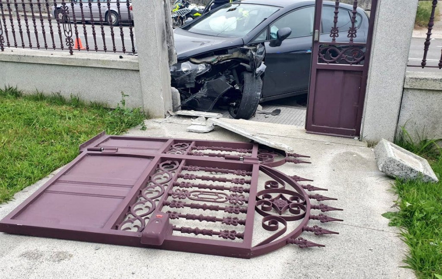 Un coche se empotra contra el muro de una vivienda en Ribadumia