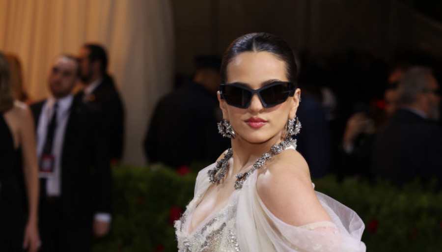 Rosalía, foco de fotógrafos en la MET Gala y "muy agradecida" de estar ahí