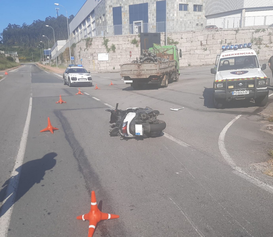 Un meisino resulta herido de consideración en un choque por alcance entre su moto y un camión