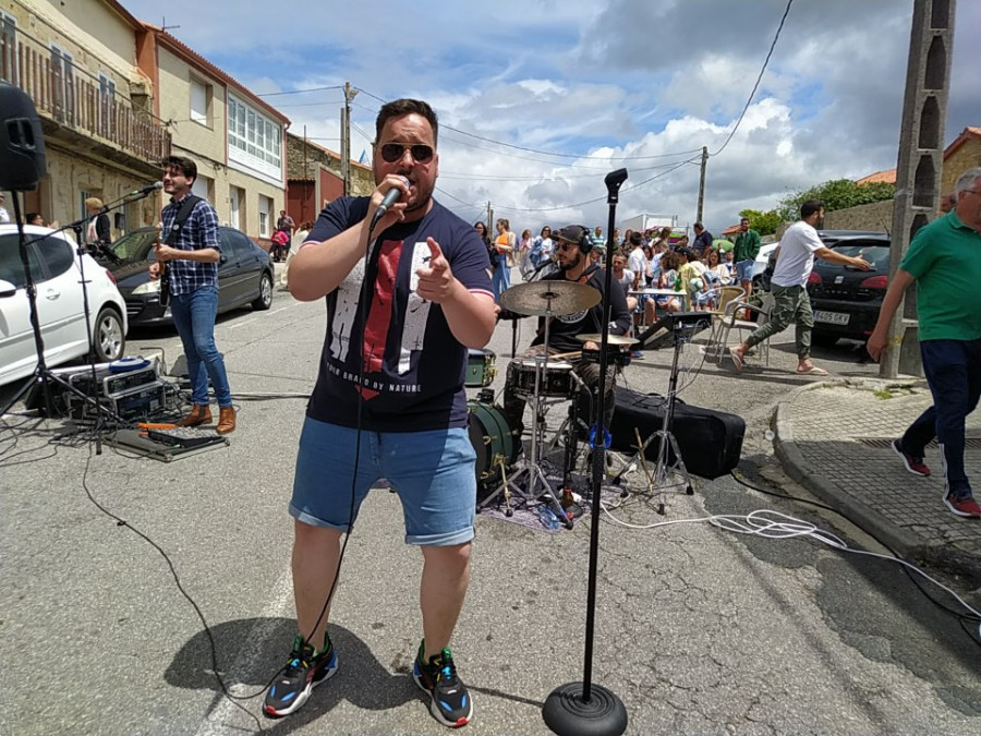 Carreira celebra el día grande de la Festa da Guía con El Combo Dominicano y recupera la procesión