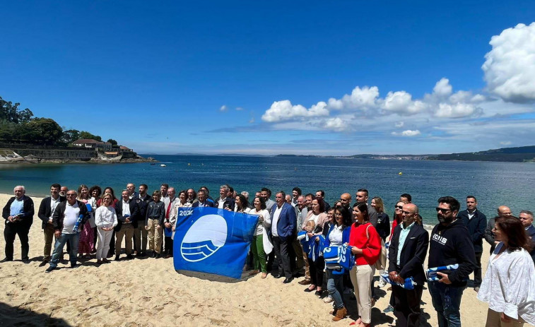 La Xunta hace efectiva la entrega de las 22 banderas azules de las playas arousanas