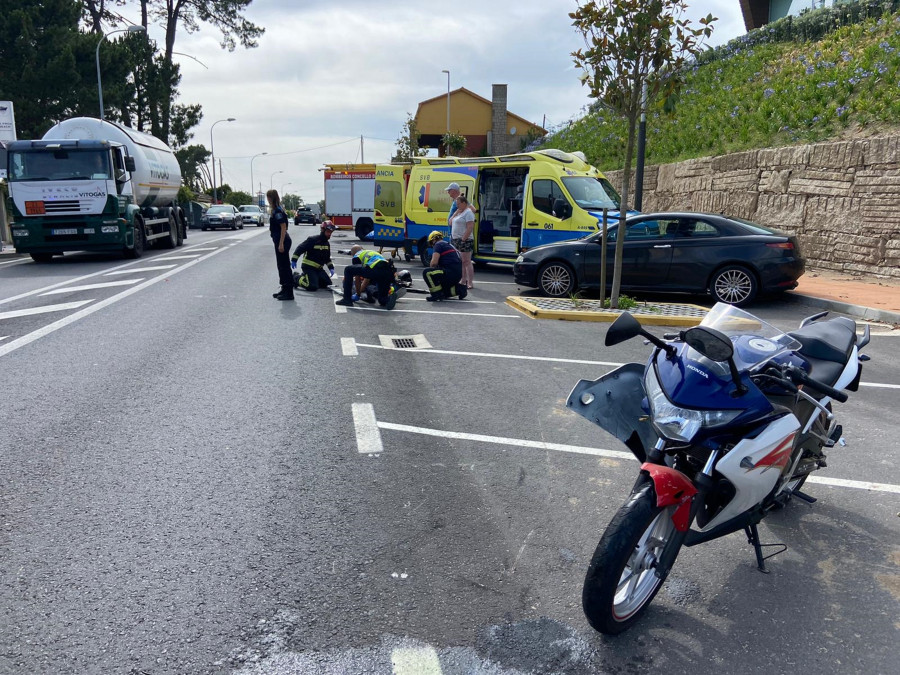 Un motorista resulta herido en una colisión por alcance ocurrida en Sanxenxo