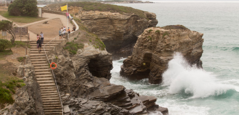 Fallece una mujer tras una indisposición en el aparcamiento de la playa de As Catedrais