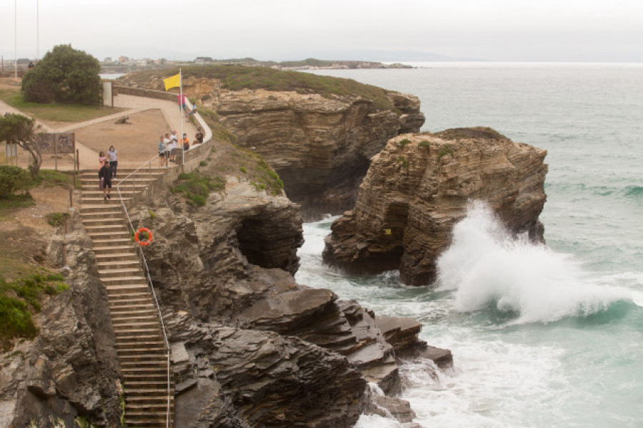 Fallece una mujer tras una indisposición en el aparcamiento de la playa de As Catedrais