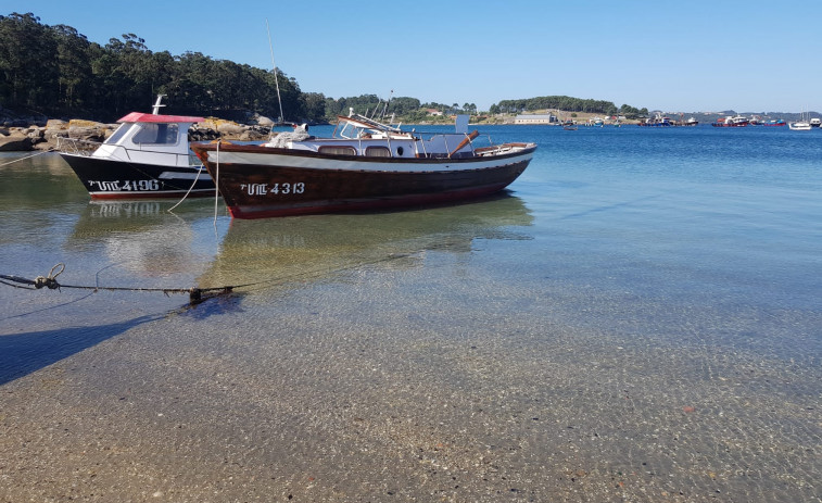 Un herido leve por la colisión de dos barcos en Porto Meloxo