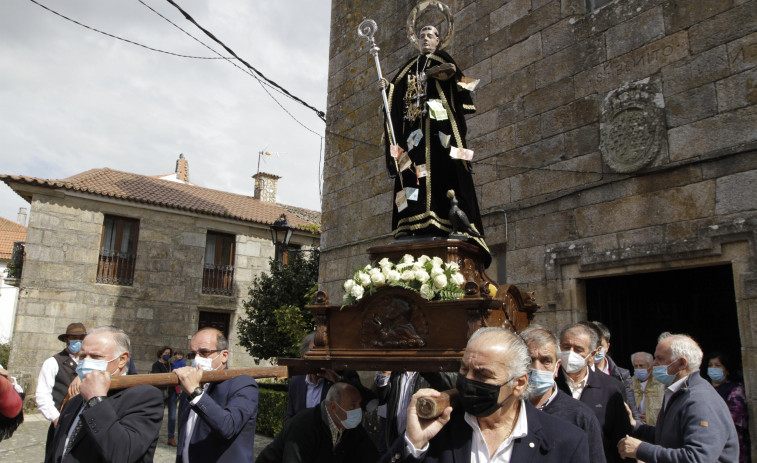 Roban las joyas del manto de San Benito de Cambados el día grande de su fiesta