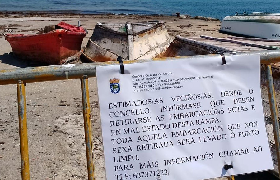 A Illa pide que se retiren las embarcaciones abandonadas varadas en el muelle de O Naval