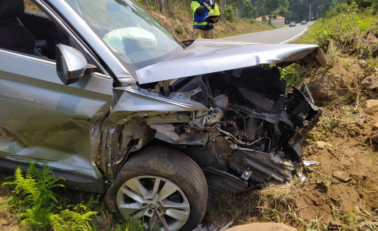 Herido un conductor en un accidente de tráfico en la carretera de Xarás al cruce de O Vilar, en Ribeira