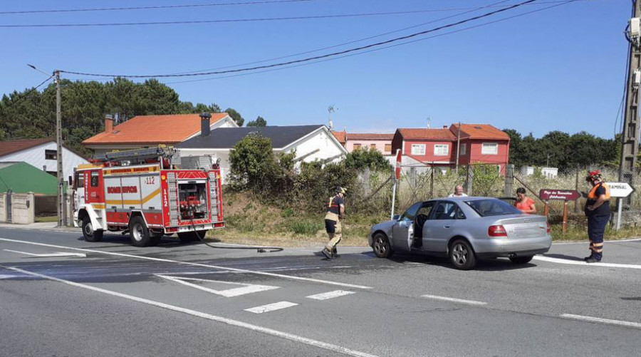 Un niño de 9 años resulta herido en una colisión frontolateral entre dos vehículos en A Pobra