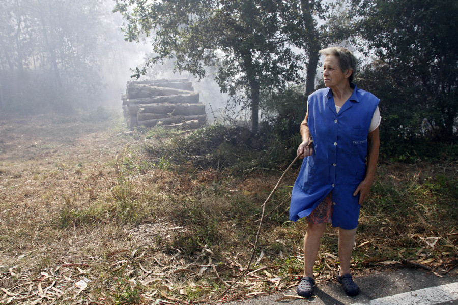 El peor incendio en años arrasa Xiabre y paraliza el polígono durante horas