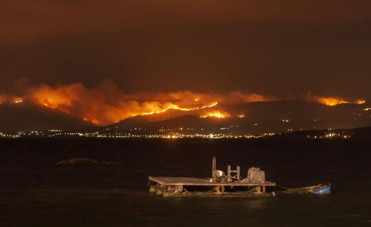 Las mariscadoras advierten de posibles escorrentías de cenizas del incendio al mar