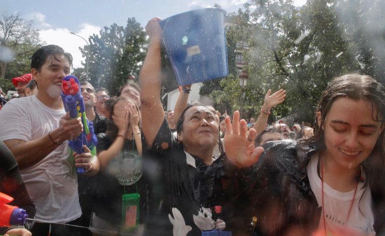 CRÓNICA | Diversión a golpe de pistolas de agua, cubos y un San Roque que se puso el chubasquero