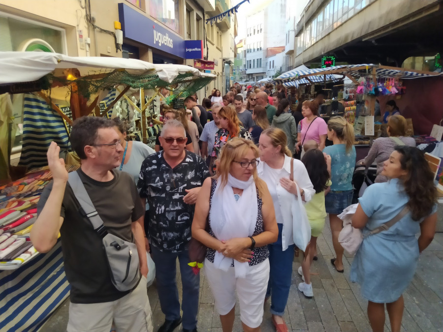 Arranca con éxito de público en Ribeira una nueva edición de la feria artesanal y marinera Artemar