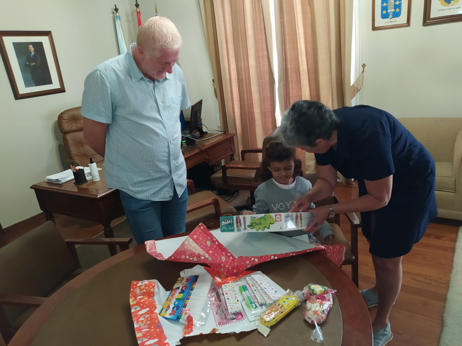 El Concello de A Pobra recibe a la niña saharaui que disfruta de “Vacaciones en Paz” con una familia de acogida