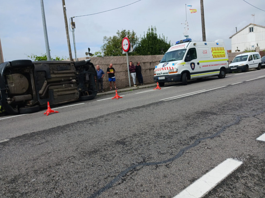 Rescatan a una joven atrapada tras volcar su coche en un accidente en Cambados