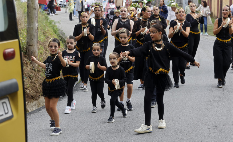 Rubiáns planta cara y humor al mal tiempo con el desfile de carrozas