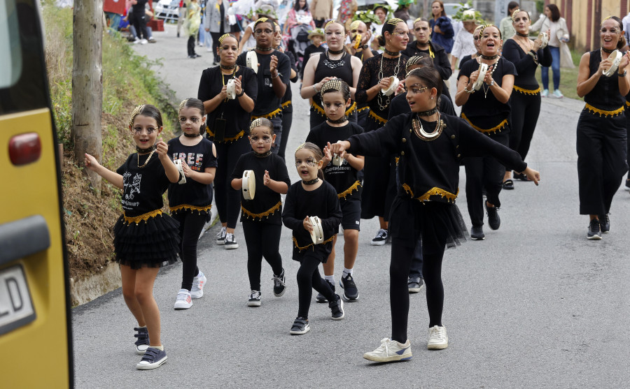 Rubiáns planta cara y humor al mal tiempo con el desfile de carrozas