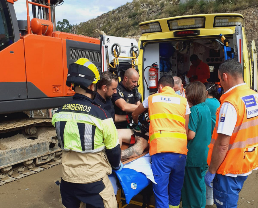 Herido un joven al precipitarse desde unos 15 metros de altura en una excavación en el polígono de Xarás, en Ribeira