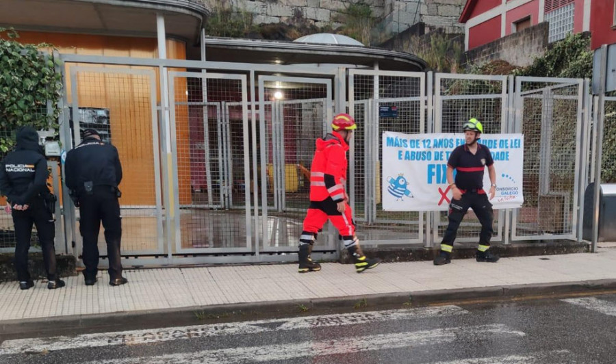 La Policía acude a la Galiña Azul de Carril tras bloquear los piquetes los accesos al centro