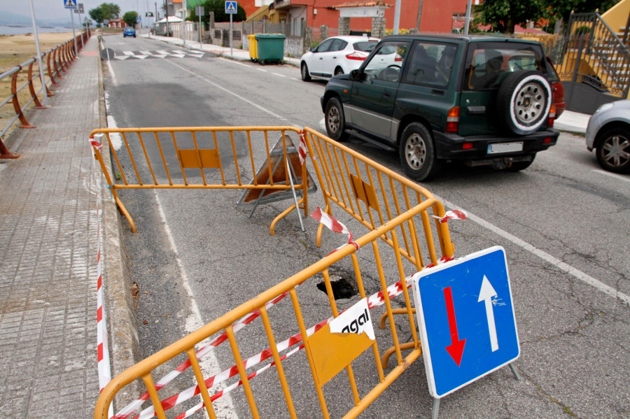 Licitan la senda peatonal para la carretera de As Sinas y la reparación del muro de la playa de A Braña