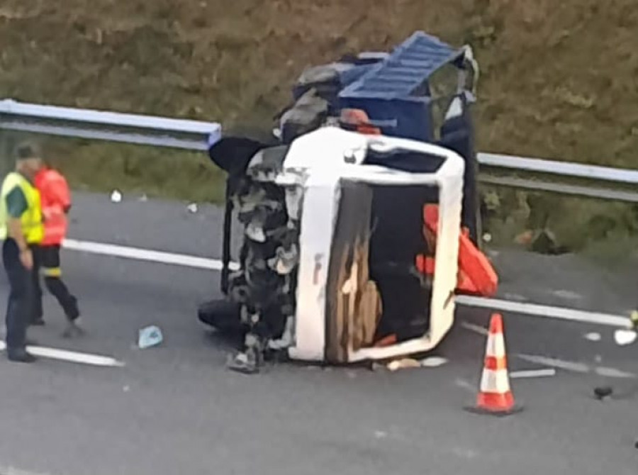 Cuatro personas resultan heridas leves en dos accidentes en ambos sentidos y en el mismo punto de la AG-11 en Boiro