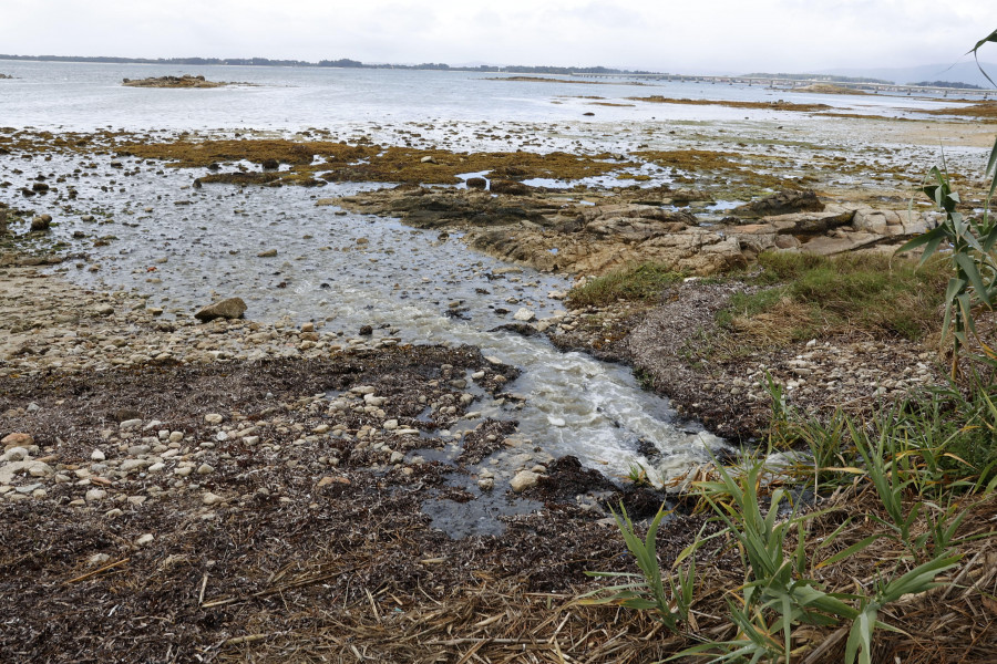 Los temores se cumplen: el colector del litoral se rompe y las fecales llegan a la Ría de Arousa