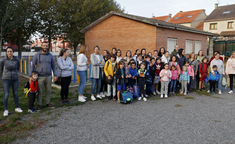 Familias del colegio de Carril reclaman que se arreglen los baños “carcelarios”