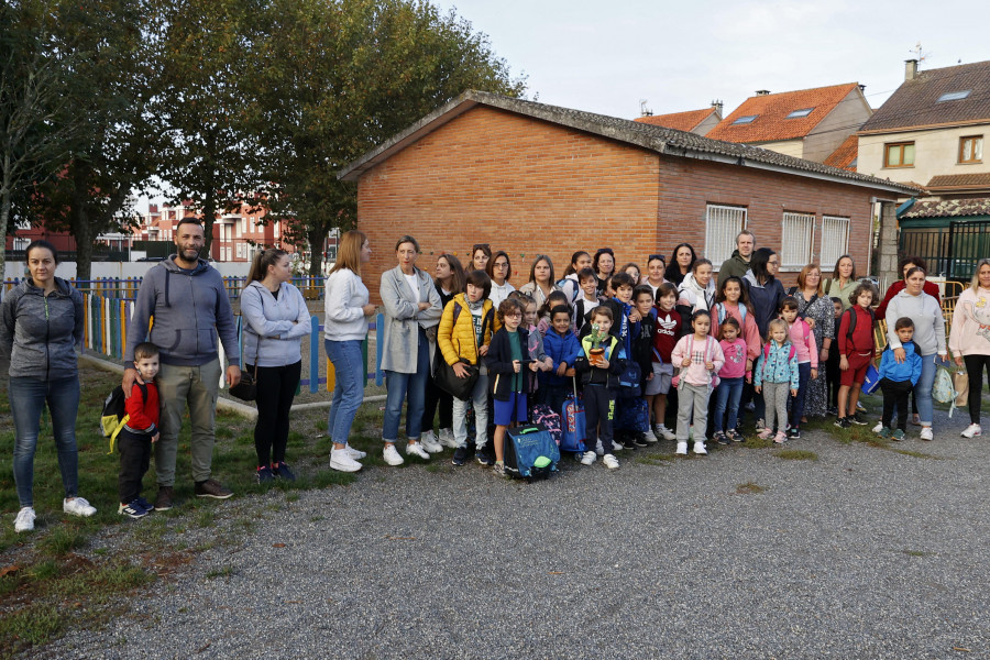 Familias del colegio de Carril reclaman que se arreglen los baños “carcelarios”