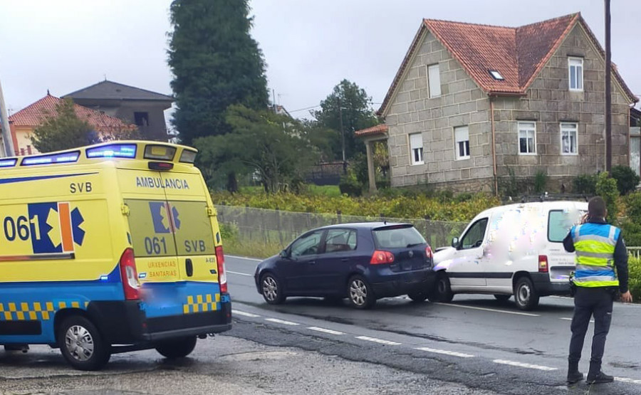 Tres jóvenes resultan heridos en dos accidentes de tráfico que se registraron en Rianxo y Ribeira