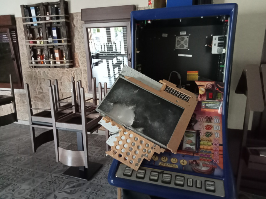 El robo en un céntrico restaurante de Ribeira eleva la preocupación entre los empresarios del sector