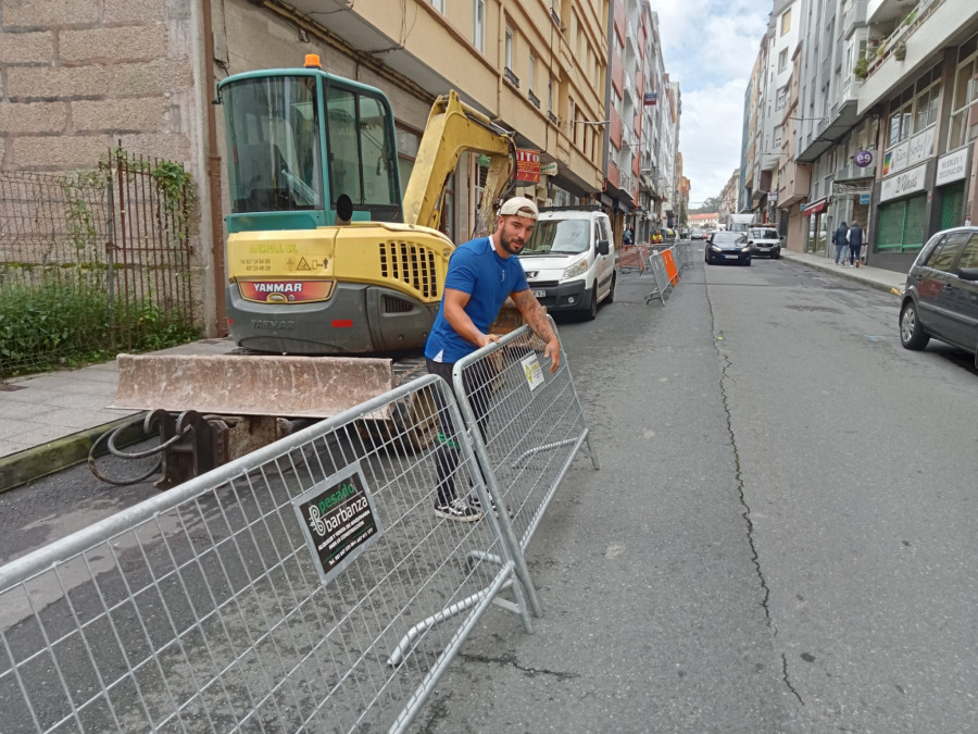 Inician los trabajos previos para la instalación de la plataforma única en la Avenida Rosalía de Castro de Ribeira