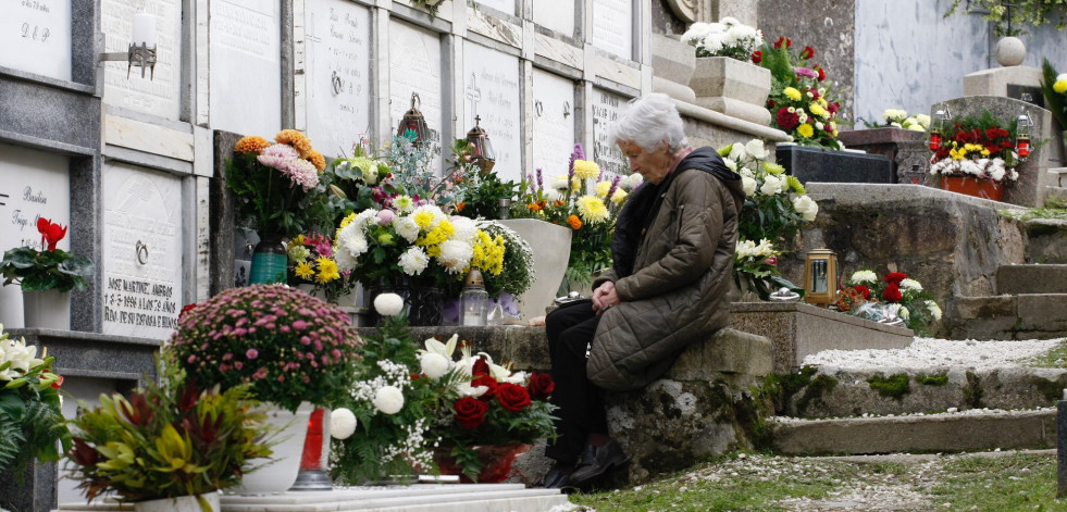 Miles de flores llenan los cementerios de Arousa en recuerdo de los que se fueron