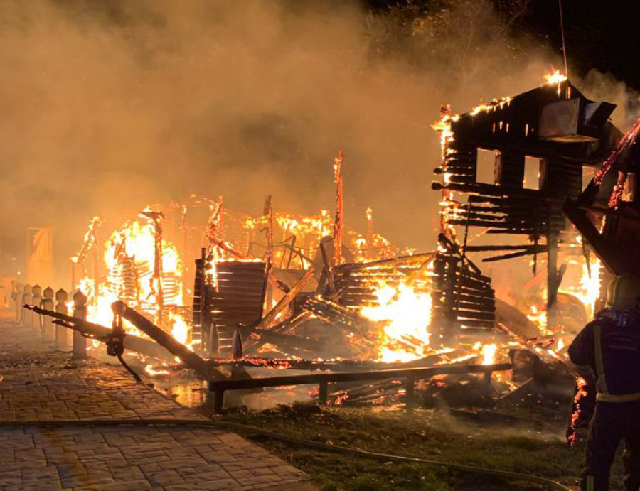 Un incendio calcina por completo el restaurante Estrella del Mar en Praia Xardín, en Boiro