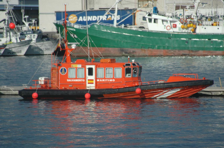 Salvamento Marítimo remolca a un pesquero de O Grove con un cabo enredado en la hélice