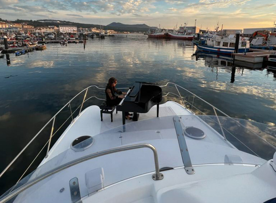 La compositora boirense Elsa Muñiz promociona la ruta de la Traslatio con su recorrido en yate tocando el piano