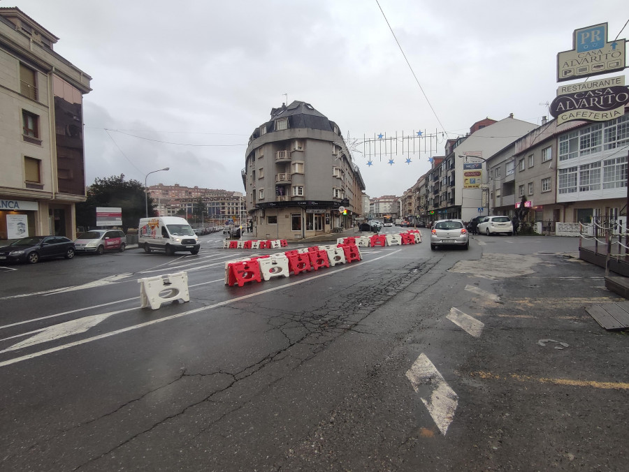 La instalación de una rotonda y tres isletas temporales testa el tráfico rodado en la PO-308