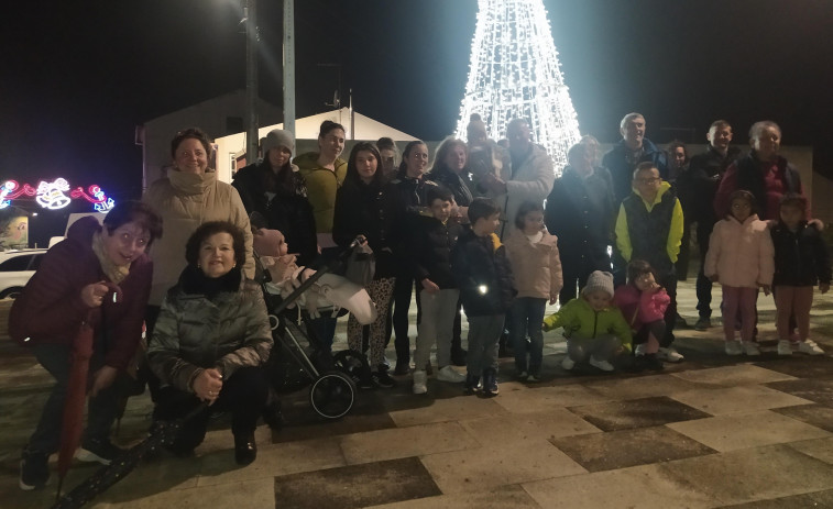 La instalación del alumbrado de Navidad en Ribeira acumula retrasos y genera gran malestar