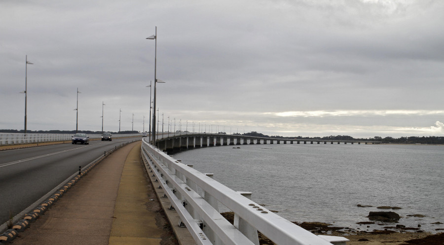 El Concello isleño denuncia que el puente lleva 10 días sin luz y es un “grave risco para la condución”